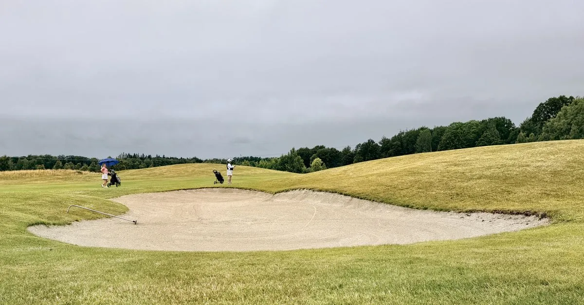 découvrez l'importance de la profondeur des bunkers dans le golf, ses effets sur le jeu et les meilleures pratiques pour les gérer efficacement.