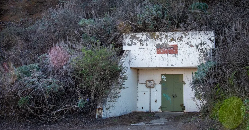 découvrez le bunker rural, un refuge sécurisé et discret au cœur de la nature, idéal pour protéger votre famille et vos biens en toute tranquillité.