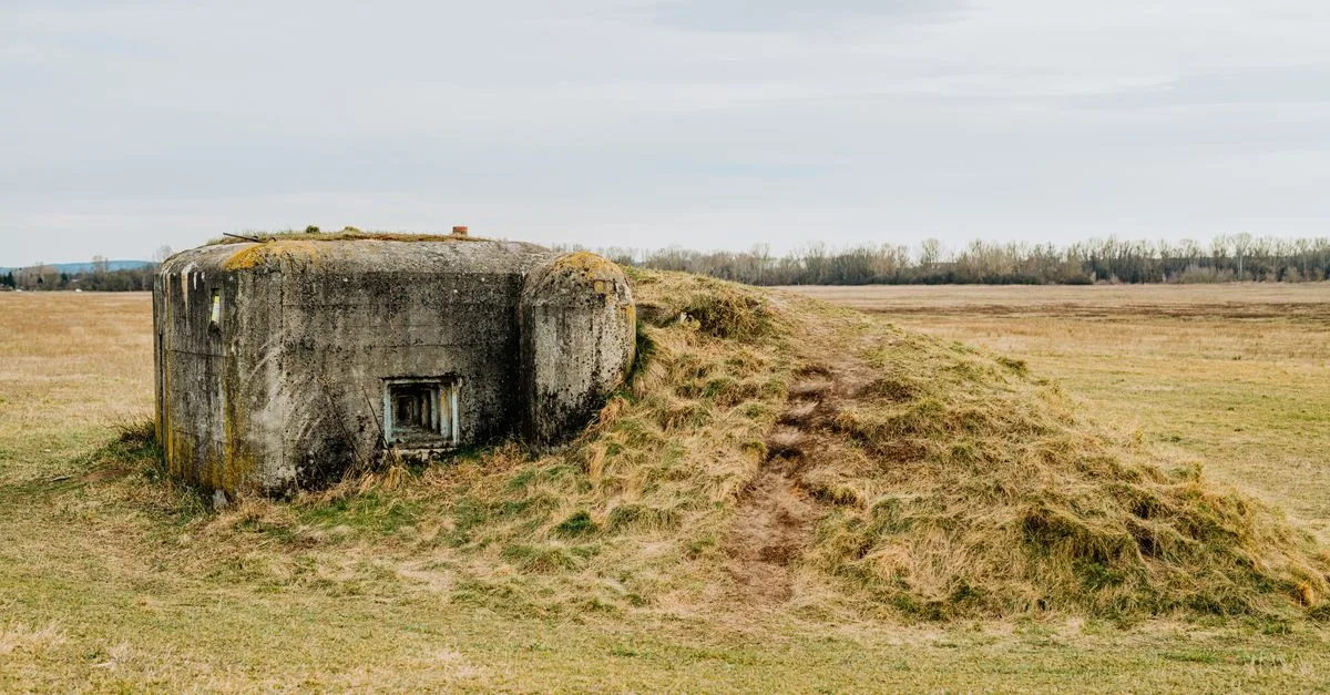 découvrez les avantages et les caractéristiques d'un bunker souterrain pour assurer votre sécurité et protection en toute discrétion.