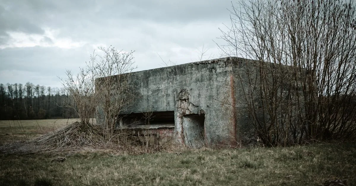découvrez comment construire un bunker solide et sécurisé étape par étape, avec des conseils pratiques pour protéger votre famille et vos biens.